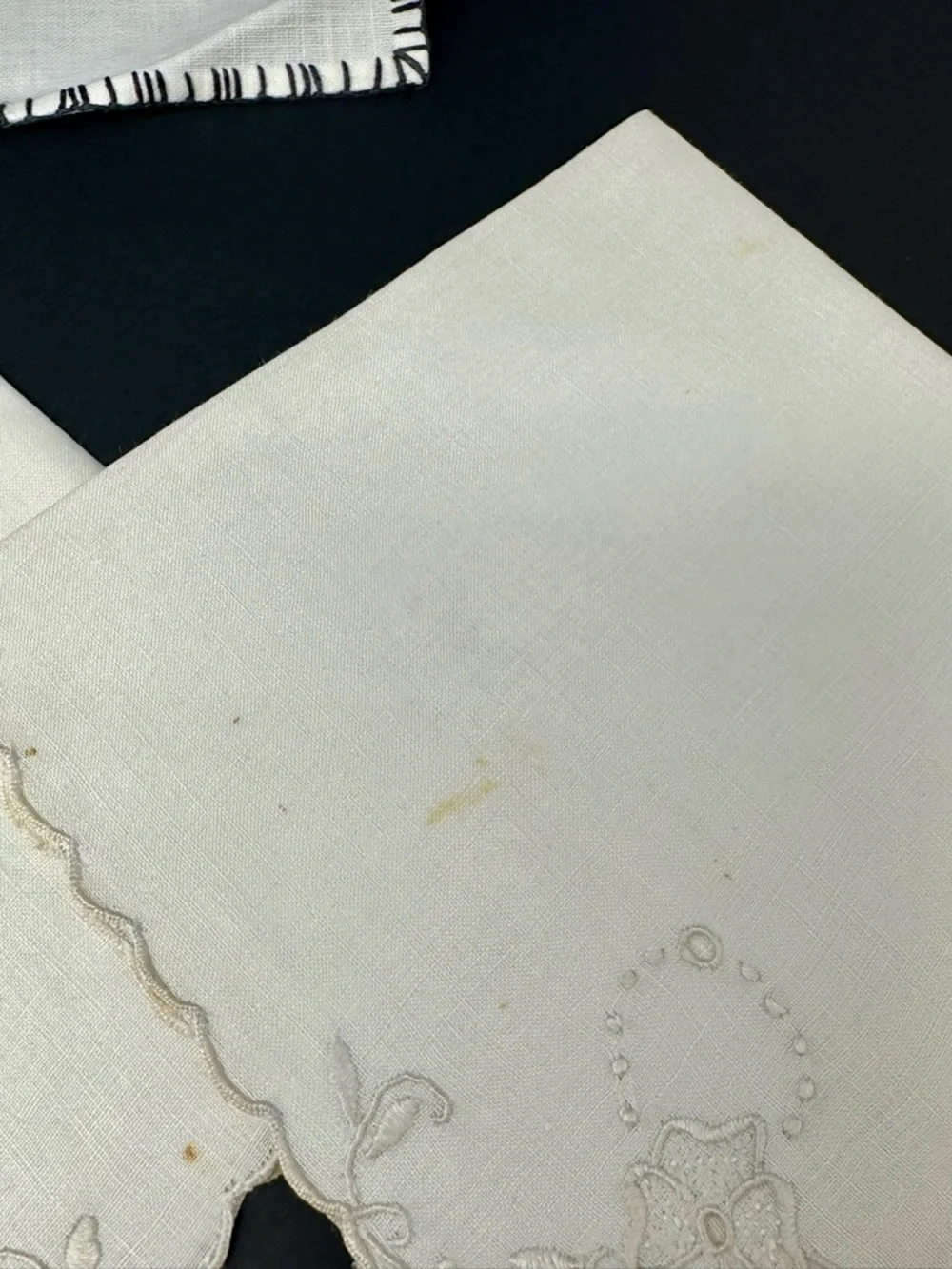 Vintage Linen Beige Floral Cut Out Scalloped (6) & Hand Embroided (4) Napkins A3